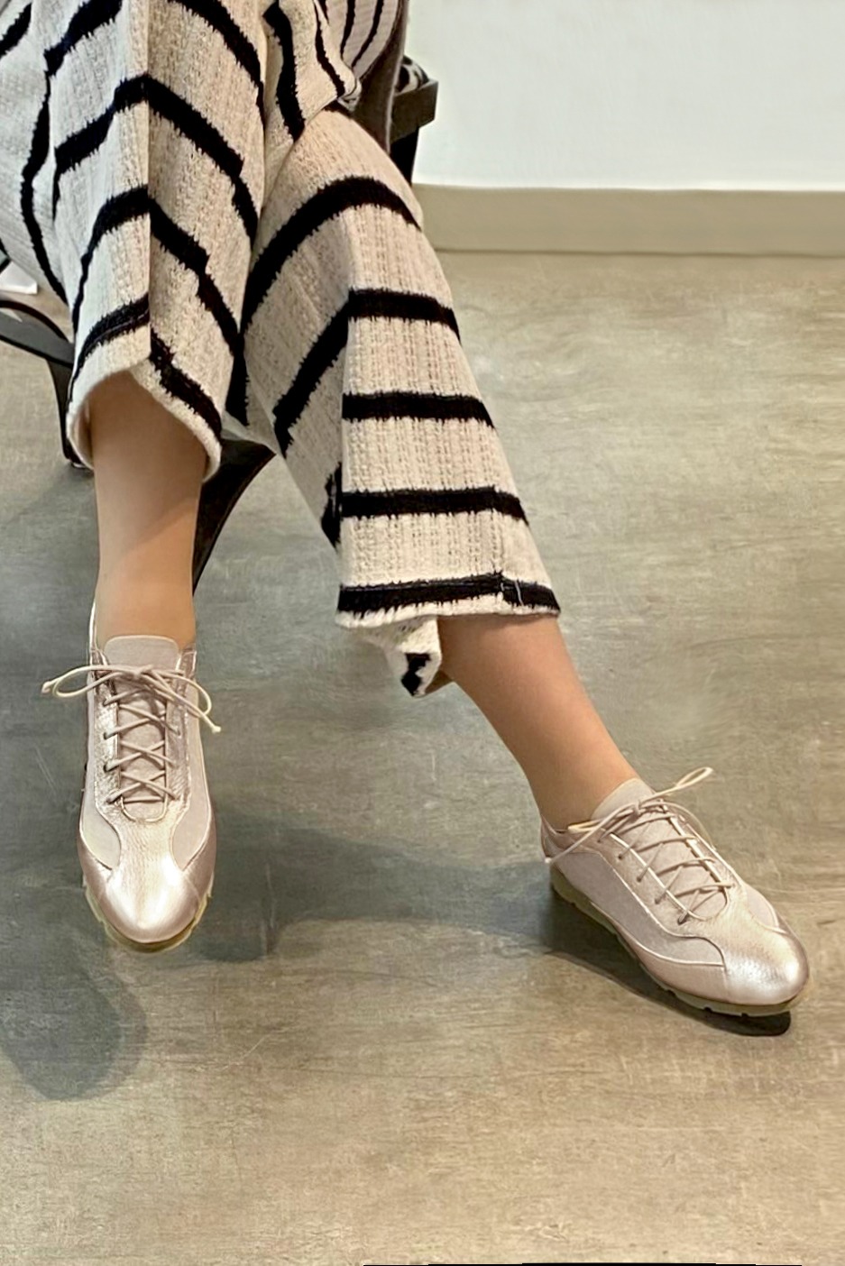 Gold women's elegant sneakers. Round toe. Flat rubber soles. Worn view - Florence KOOIJMAN